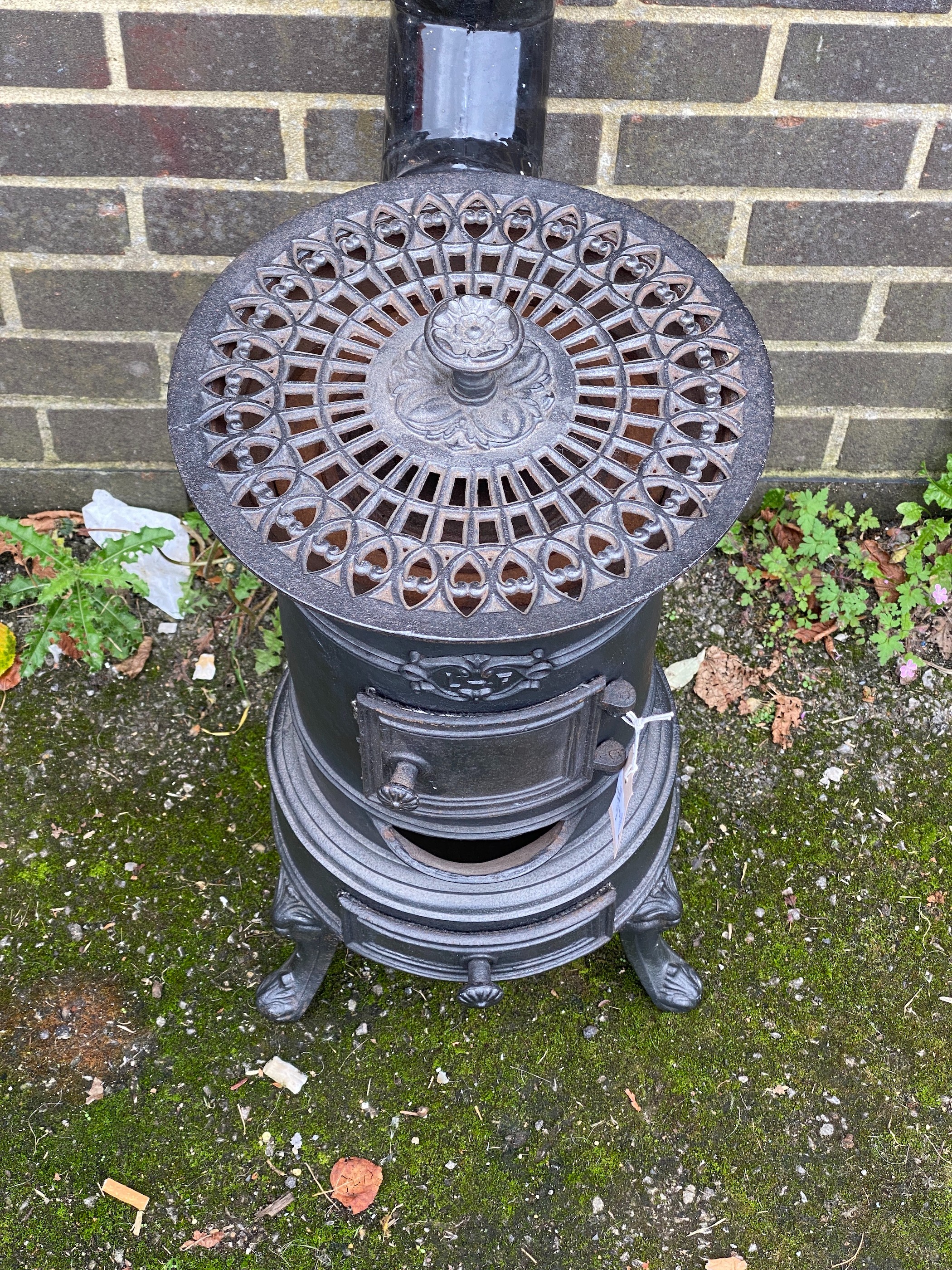 A William IV cast iron stove with flue